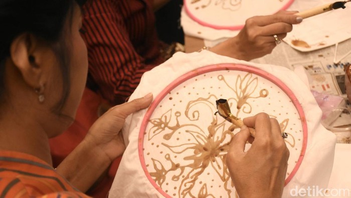 Dalam rangka Hari Batik Nasional, Belantara Budaya Indonesia dan The Park Pejaten menggelar acara Pesona Eksotik Jawa. Acara menghadirkan workshop membatik.