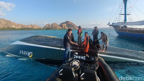 Speedboat Ohana yang mengangkut 29 turis dalam kondisi terbalik di perairan pulau Siaba, TN Komodo, Minggu (6/10/2024) sore. (Istimewa)