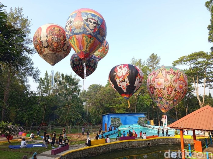 Suasana festival balon udara Magelang yang berlangsung di Taman Kyai Langgeng (TKL) Ecopark, Minggu (6/10/2024).