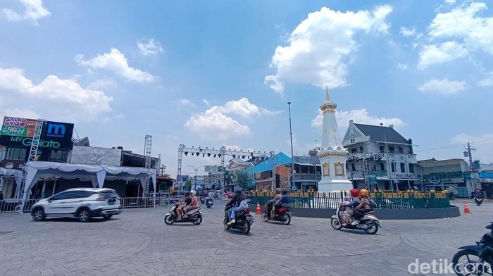 Suasana persiapan Wayang Jogja Night Carnival (WJNC) 2024 di simpang empat Tugu Pal Putih Jogja, Minggu (6/10/2024).
