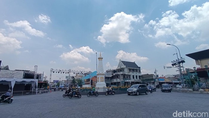 Suasana persiapan Wayang Jogja Night Carnival (WJNC) 2024 di simpang empat Tugu Pal Putih Jogja, Minggu (6/10/2024).