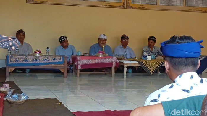 Cabup-cawabup I Nyoman Sugawa Korry dan Gede Suardana bertemu dengan masyarakat di Desa Bestala, Buleleng, Minggu (6/10/2024).