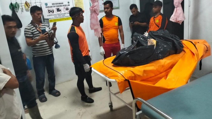 Tim SAR usai mengevakuasi korban