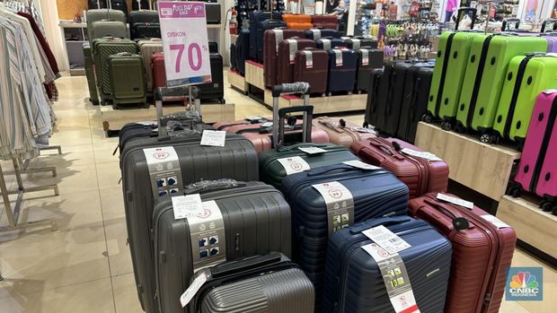 Transmart seluruh Indonesia kembali menghadirkan Diskon Transmart Fullday Sale dengan berbagai macam tawaran diskon hingga 50%+20% pada hari ini, Minggu (6/10/2024).  Diskon besar-besaran ditawarkan untuk berbagai jenis produk. Salah satu produk produk diskon gede-gedean di Transmart Graha Raya Bintaro, Tangerang Selatan, yang ditawarkan adalah pada produk koper dengan berbagai merk dan ukuran. (CNBC Indonesia/Firda Dwi Muliawati)