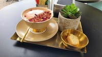 Sky Coffee Buenos Aires menawarkan pengalaman bersantap unik dengan menu kopi yang tidak kalah menarik, seperti minuman ini yang dihiasi dengan emas 24K yang bisa dimakan. Foto: onlyinyourstate.com