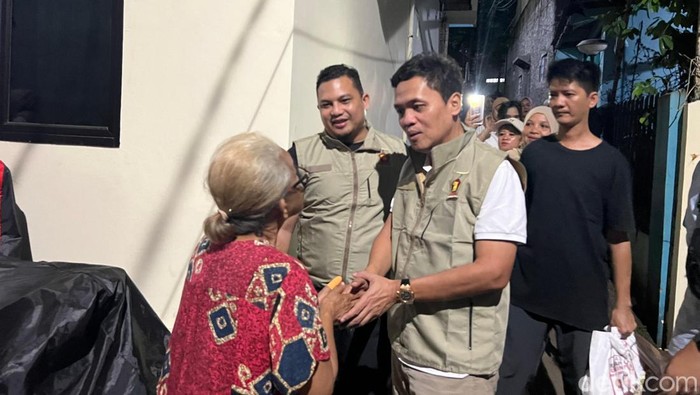 Waketum Gerindra Habiburokhman mendatangi warga Jaktim untuk minta hadir di syukuran pelantikan Prabowo sebagai presiden (dok.ist)