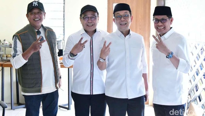 Wakil Ketua Mahkamah Partai DPP Golkar Supriansa bersama Ketua DPD II Golkar Soppeng berfoto bersama Suwardi Haseng dan Selle Ks Dalle.