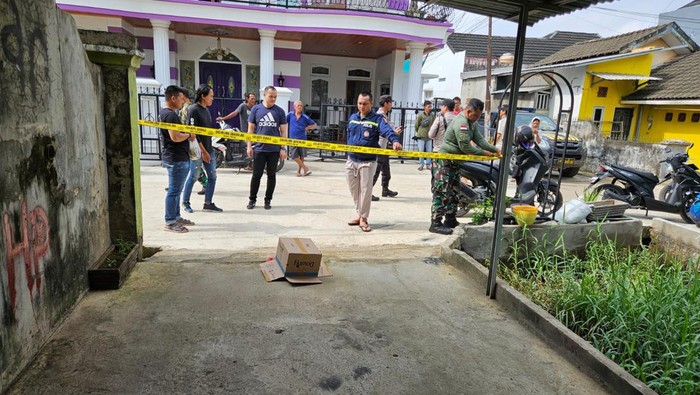 Warga Kecamatan Sako menemukan jasad bayi di depan sebuah rumah. Jasad bayi tersebut terbungkus kantong plastik.