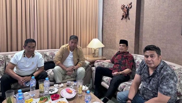 Abah Gunawan (batik merah berpeci) dipecat dari PDIP