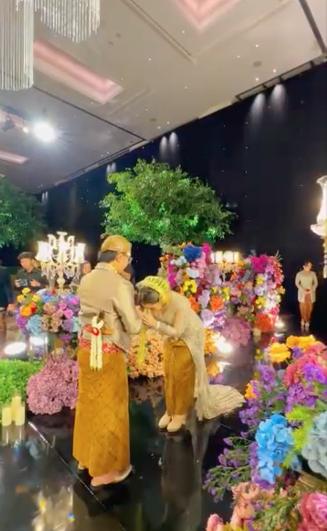 Pernikahan tersebut mengusung adat Jawa. Thalia dan Kenneth tempak kompak mengenakan pakaian pengantin adat Jawa berwarna coklat. Keduanya juga mengikuti serangkaian tradisi sesuai dengan pernikahan adat Jawa. Foto: Instagram/@bennusorumba