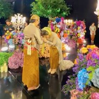 Pernikahan tersebut mengusung adat Jawa. Thalia dan Kenneth tempak kompak mengenakan pakaian pengantin adat Jawa berwarna coklat. Keduanya juga mengikuti serangkaian tradisi sesuai dengan pernikahan adat Jawa. Foto: Instagram/@bennusorumba
