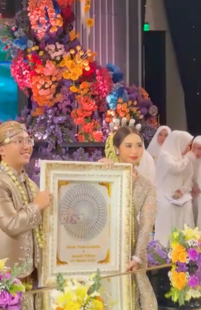Kenneth mempersunting Thalia dengan mahar sebesar 3.248 USD atau sekitar Rp 50 juta. Foto: Instagram/@bennusorumba