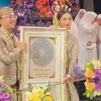 Kenneth mempersunting Thalia dengan mahar sebesar 3.248 USD atau sekitar Rp 50 juta. Foto: Instagram/@bennusorumba