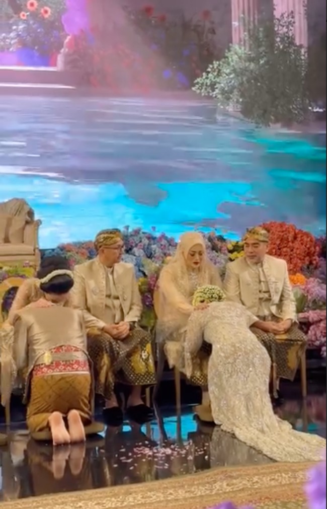 Di momen sungkeman kepada orangtua, Elma tampak tak kuasa menahan air matanya. Seketika suasana berubah menjadi haru. Foto: Instagram/@bennusorumba