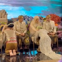Di momen sungkeman kepada orangtua, Elma tampak tak kuasa menahan air matanya. Seketika suasana berubah menjadi haru. Foto: Instagram/@bennusorumba