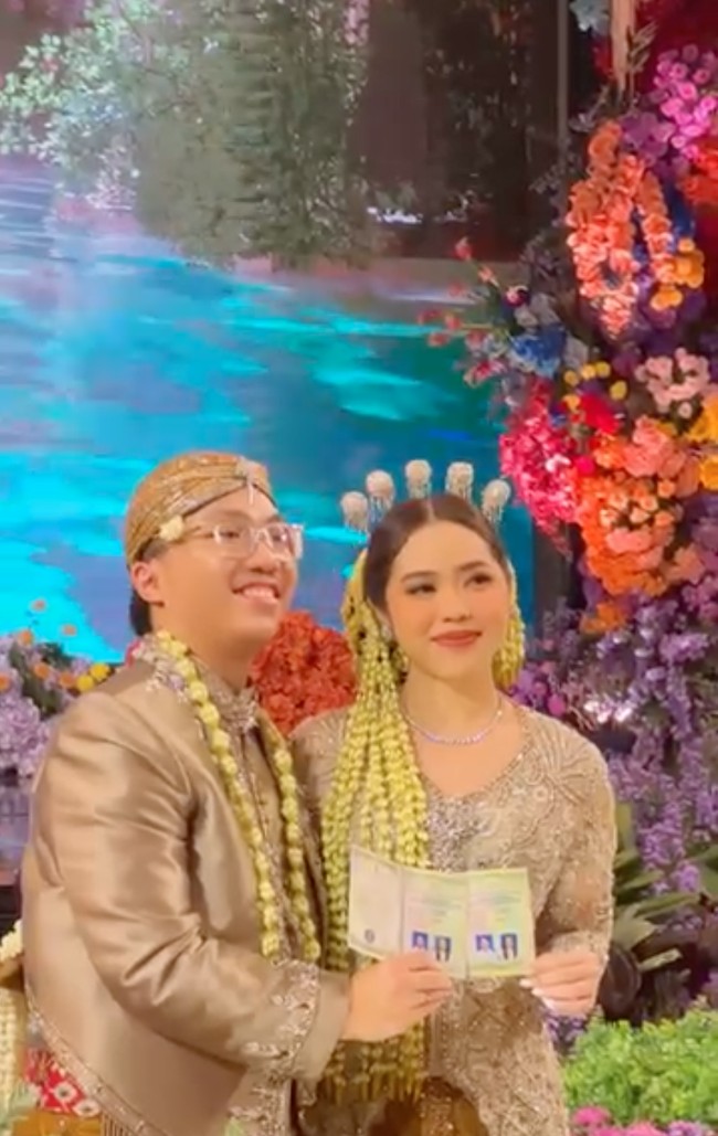 Acara pernikahan Thalia itu tampak meriah dengan dekorasi mewah bertabur bunga warna-warni. Bunga-bunga dengan warna cerah seperti merah, oranye, kuning, biru, dan ungu tampak menghiasi ruangan. Foto: Instagram/@bennusorumba