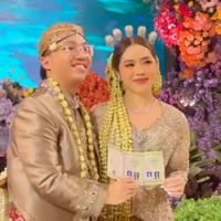 Acara pernikahan Thalia itu tampak meriah dengan dekorasi mewah bertabur bunga warna-warni. Bunga-bunga dengan warna cerah seperti merah, oranye, kuning, biru, dan ungu tampak menghiasi ruangan. Foto: Instagram/@bennusorumba