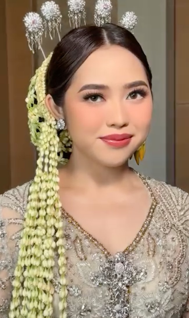 Thalia sendiri tampil cantik mengenakan kebaya dipadukan dengan konde dan roncean melati. Ditambah dengan riasan glam look hasil tangan MUA Bennu Sorumba, penampilan Thalia jadi semakin menawan.  Foto: Instagram/@bennusorumba
