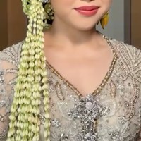 Thalia sendiri tampil cantik mengenakan kebaya dipadukan dengan konde dan roncean melati. Ditambah dengan riasan glam look hasil tangan MUA Bennu Sorumba, penampilan Thalia jadi semakin menawan.  Foto: Instagram/@bennusorumba