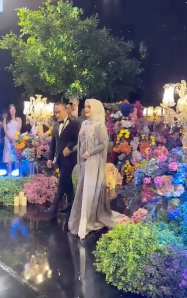 Acara kemudian dilanjutkan dengan resepsi pada malam harinya. Terlihat Elma Theana yang memasuki ruangan didampingi dengan suaminya, Julianda Barus. Foto: Instagram/@elmatheana