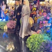 Acara kemudian dilanjutkan dengan resepsi pada malam harinya. Terlihat Elma Theana yang memasuki ruangan didampingi dengan suaminya, Julianda Barus. Foto: Instagram/@elmatheana