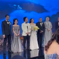 Di acara resepsinya Thalia dan Kenneth memilih tampil dengan busana pengantin internasional. Thalia tampil cantik dengan gaun pengantin berwarna putih, sementara suaminya mengenakan setelan tuksedo berwarna putih dipadukan dengan celana hitam dan dasi kupu-kupu. Foto: Instagram/@elmatheana