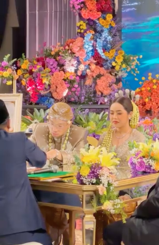 Adinda Thalia, putri tunggal artis senior Elma Theana baru saja resmi dinikahi oleh kekasihnya, Kenneth William pada Minggu (6/10/24). Pernikahan Thalia dan Kenneth digelar mewah di sebuah hotel daerah Jakarta. Foto: Instagram/@bennusorumba