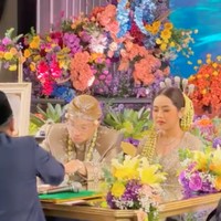 Adinda Thalia, putri tunggal artis senior Elma Theana baru saja resmi dinikahi oleh kekasihnya, Kenneth William pada Minggu (6/10/24). Pernikahan Thalia dan Kenneth digelar mewah di sebuah hotel daerah Jakarta. Foto: Instagram/@bennusorumba