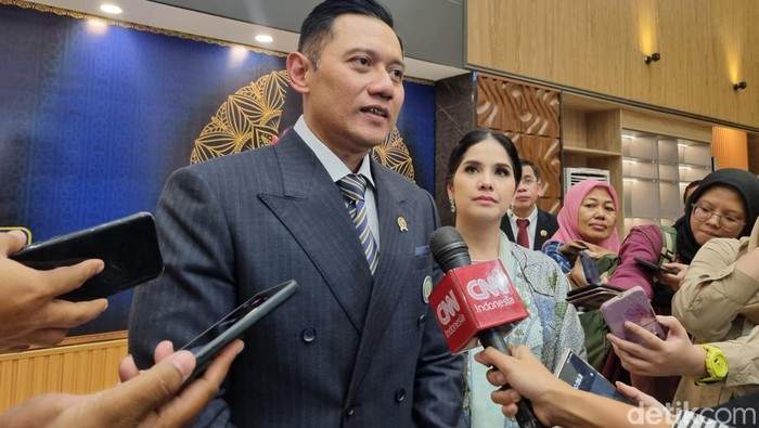 AHY meraih gelar doktor dengan predikat cumlaude di Unair