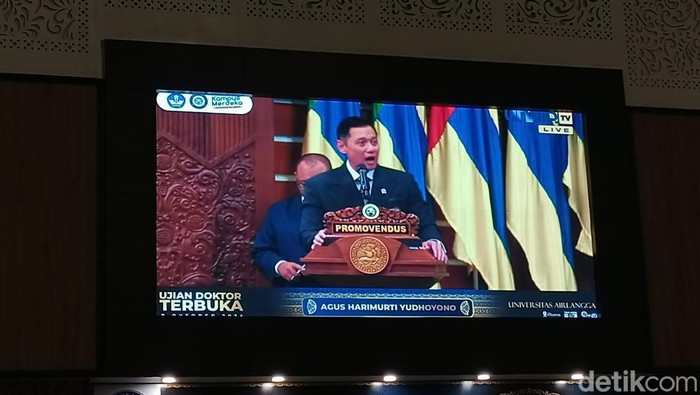 AHY saat ujian terbuka doktoral di Unair