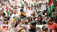Ribuan warga turun ke jalan-jalan di Melbourne menyerukan penghentian genosida di Gaza. AAP/James Ross via REUTERS.