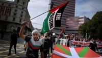 Di Bilbao, Spanyol, massa menggelar aksi di pusat kota menyerukan perdamaikan di Gaza. REUTERS/Vincent West.