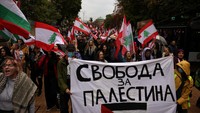 Aksi serupa juga terjadi di Sofia, Bulgaria. REUTERS/Stoyan Nenov.