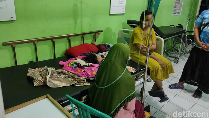Anak-anak dirawat akibat keracunan massal