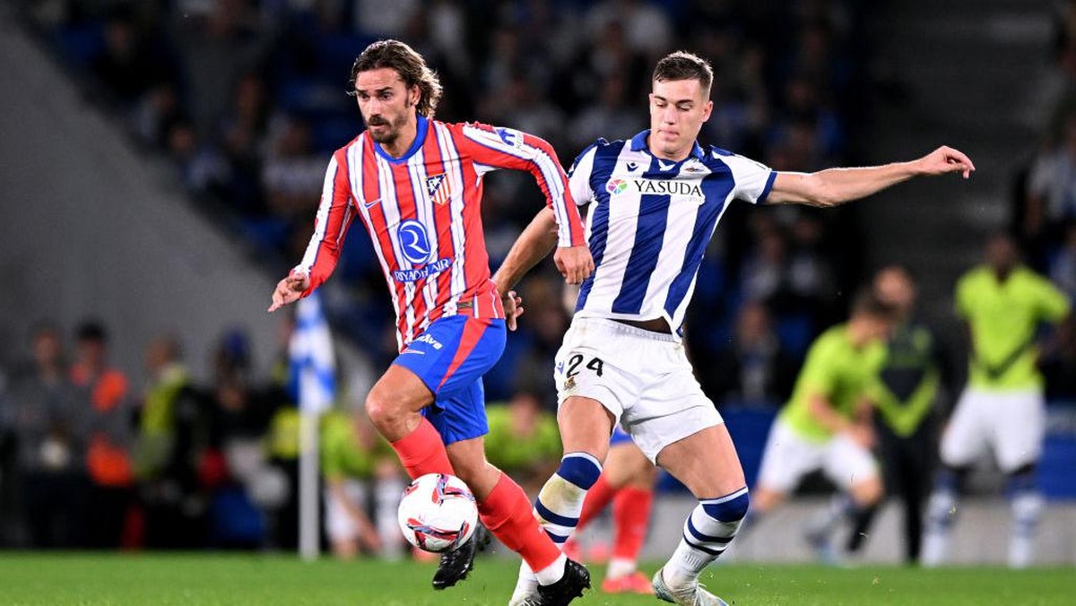 Antoine Griezmann (kiri) coba dihalau oleh Luka Sucic. Foto: Getty Images/Soccrates Images