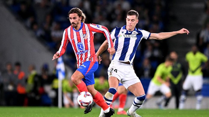 SAN SEBASTIAN, SPAIN - OCTOBER 6: (L-R) Antoine Griezmann of Atletico Madrid,  Luka Sucic of Real Sociedad  during the LaLiga EA Sports  match between Real Sociedad v Atletico Madrid at the Estadio Reale Arena on October 6, 2024 in San Sebastian Spain (Photo by Cesar Ortiz/Soccrates/Getty Images)