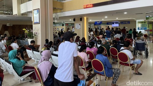 Antrean di RSUD Bali Mandara, Senin (7/10/2024). (Ida Bagus Putu Mahendra/detikBali)