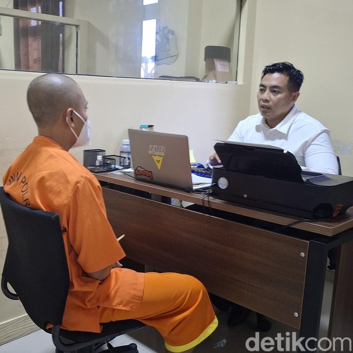 AR, suami penganiaya istri hingga tewas di Sumenep saat diperiksa di kantor polisi