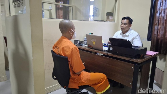 AR, suami penganiaya istri hingga tewas di Sumenep saat diperiksa di kantor polisi