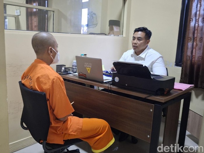 AR, suami penganiaya istri hingga tewas di Sumenep saat diperiksa di kantor polisi