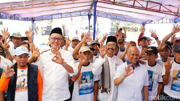 Ayep Zaki saat menemani Ilham Habibie yang berkunjung ke Sukabumi