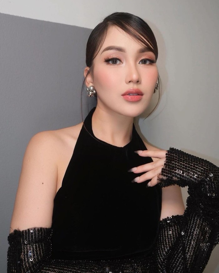 Salah satu look Ayu Ting Ting dalam video klip Jangan Ya Dek.