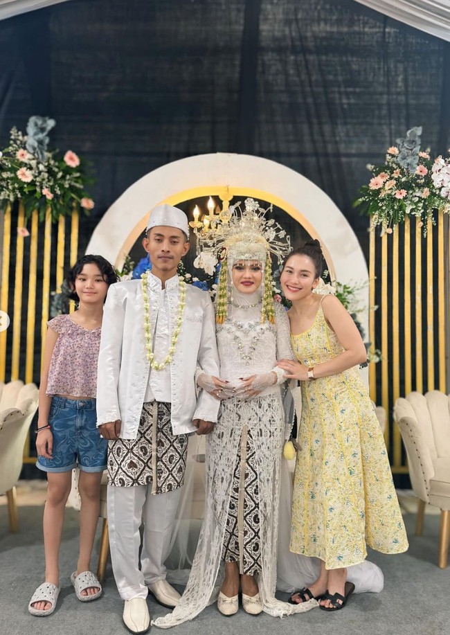 Ayu tampil santai mengenakan dress kuning tanpa lengan. Penampilannya dilengkapi dengan sandal berwarna hitam. Sementara anaknya, Bilqis mengenakan blouse dipadukan dengan celana pendek dan sepasang sandal. Foto: Instagram/@ayutingting92