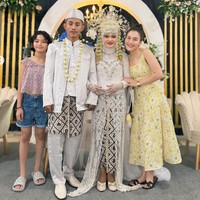 Ayu tampil santai mengenakan dress kuning tanpa lengan. Penampilannya dilengkapi dengan sandal berwarna hitam. Sementara anaknya, Bilqis mengenakan blouse dipadukan dengan celana pendek dan sepasang sandal. Foto: Instagram/@ayutingting92