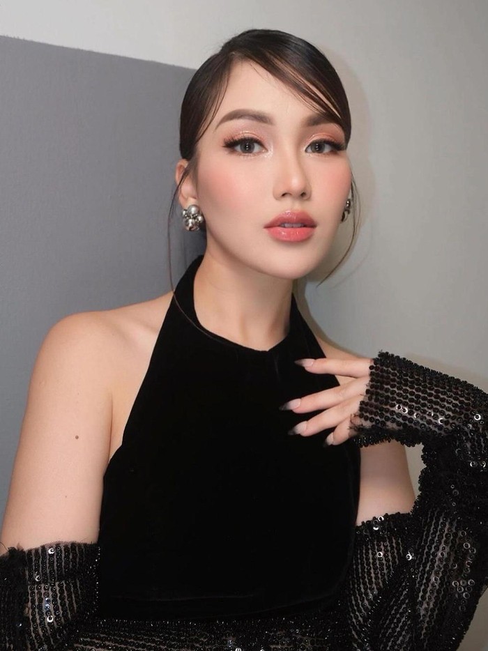 Ayu Ting Ting Salah satu look Ayu Ting Ting dalam video klip Jangan Ya Dek.