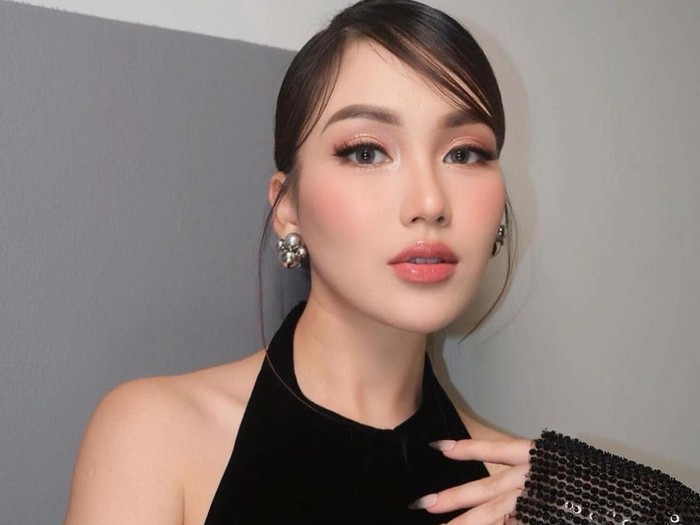 Salah satu look Ayu Ting Ting dalam video klip Jangan Ya Dek.