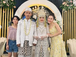 7 Foto Ayu Ting Ting Kondangan Bareng Keluarga, Gaya Santainya Jadi Sorotan