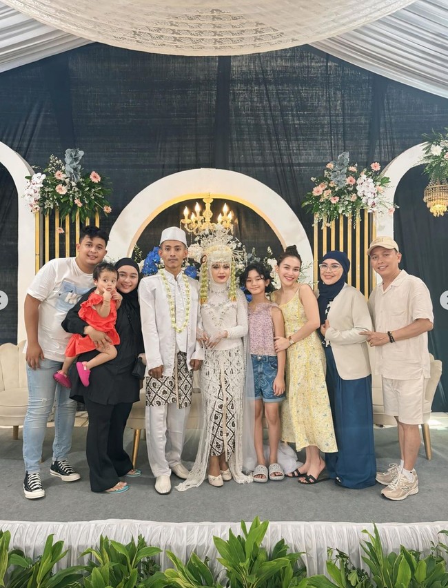 Melihat gaya Ayu dan keluarganya yang tampil santai kala menghadiri perniikahan tersebut, tak sedikit netizen yang ikut menyoroti. Beberapa menganggap penampilan Ayu dan keluarganya itu kurang sopan untuk menghadiri sebuah acara pernikahan. Walo barang2 yg di pake pada mahal, tp ga sopan ga sih ke nikahan bgitu 1 keluarga pula, komentar salah seorang netizen. Foto: Instagram/@ayutingting92