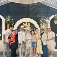 Melihat gaya Ayu dan keluarganya yang tampil santai kala menghadiri perniikahan tersebut, tak sedikit netizen yang ikut menyoroti. Beberapa menganggap penampilan Ayu dan keluarganya itu kurang sopan untuk menghadiri sebuah acara pernikahan. Walo barang2 yg di pake pada mahal, tp ga sopan ga sih ke nikahan bgitu 1 keluarga pula, komentar salah seorang netizen. Foto: Instagram/@ayutingting92