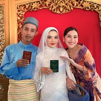 Berbeda dengan acara resepsi, di acara akad nikah asistennya itu Ayu tampil lebih formal mengenakan dress bercorak warna ungu dan peach. Riasan wajahnya juga lebih terlihat dibandingkan saat hadir di acara resepsi. Foto: Instagram/@ayutingting92